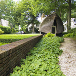 Muurtje: verbindend element tussen De Ark en het tuinhuisje.
<br/>
Marcel Westhoff, juli 2015